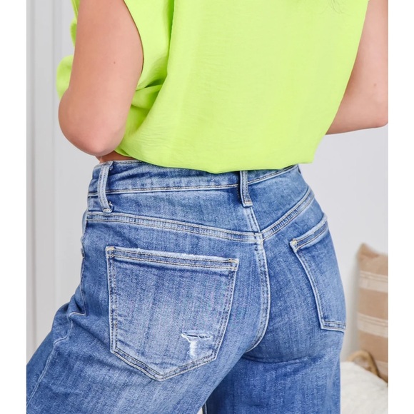 Cool Girl Mid Rise Wide Leg Crop Lovervet Jeans
Size 7/28 - Picture 4 of 16